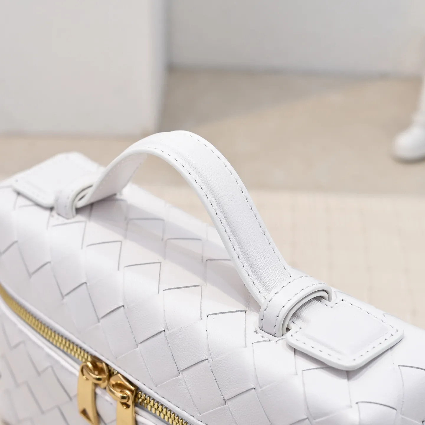 Batch 1360 Bottega Veneta 24 spring and summer woven zipper crossbody bag. A crossbody bag that can be used as a cosmetic bag. The exquisite weaving and compact body are an indispensable accessory for the upcoming summer. The double zipper also better protects the bag. It has a large capacity. If you like it, don’t miss it. Style number: 9109 Size: 22*12.5*5cm